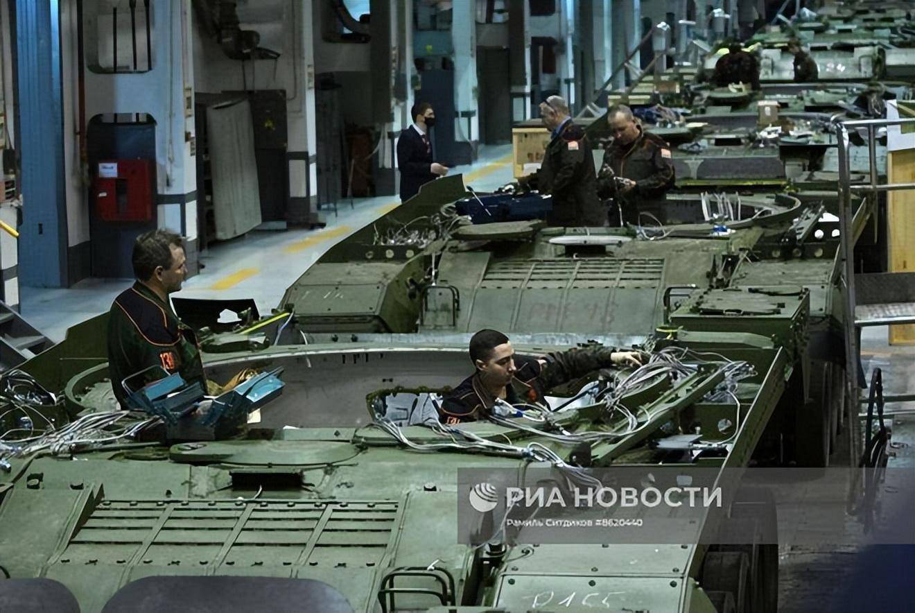 图片:乌拉尔机械厂24小时不简单生产各型坦克装甲车辆.