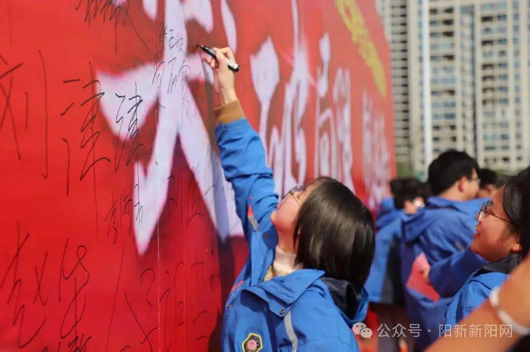 演讲中,韩威东结合青少年身边的励志故事,从突破思维局限,把不可能变