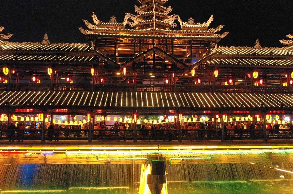 湖北宣恩:游客乘坐"龙游贡水"竹筏赏璀璨夜景_图片_来源_视觉