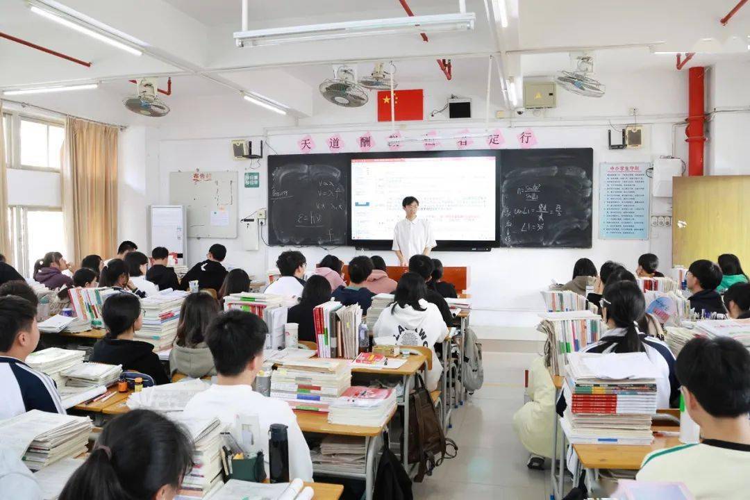 情系母校 助力高考——普宁市华侨中学举办优秀毕业生与高三学生座谈