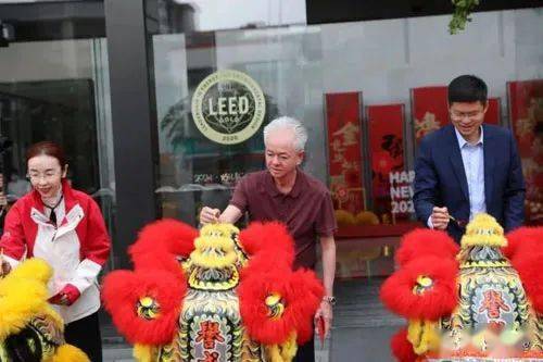 雄狮点睛跃新程  龙腾三十步步高狮跃繁华,欣欣向荣,正如完美公司以