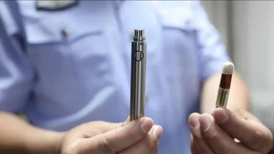 他们带着自己的烟杆,把赵小帆购买的"上头电子烟油"倒入烟弹里,吸食后