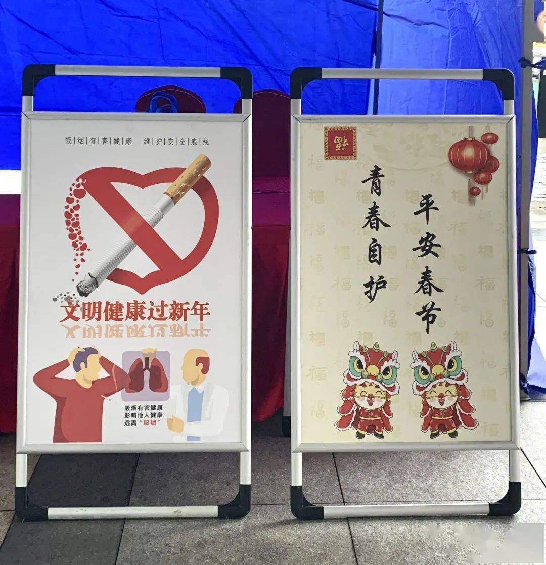 巢湖东站组织青年志愿者们通过健康咨询,发放戒烟科普宣传手册等形式