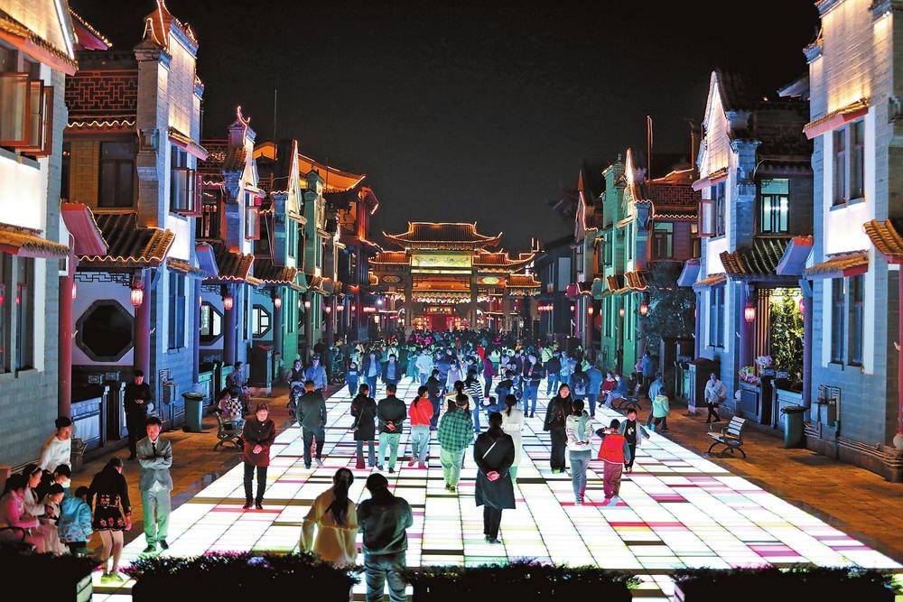 蒙自:夜市人气旺_小镇_夜晚_灯光