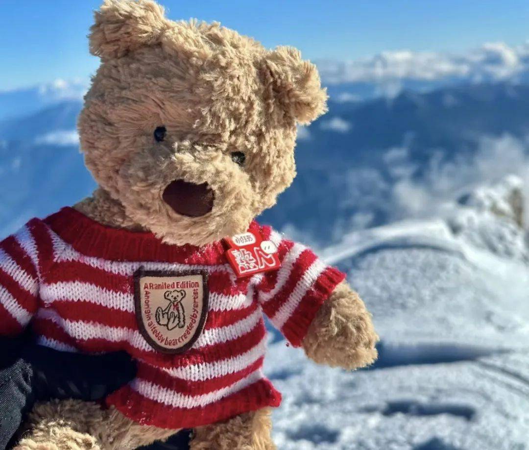 她偷偷带娃出门,造就春节最火照片_玩偶_带着_娃娃