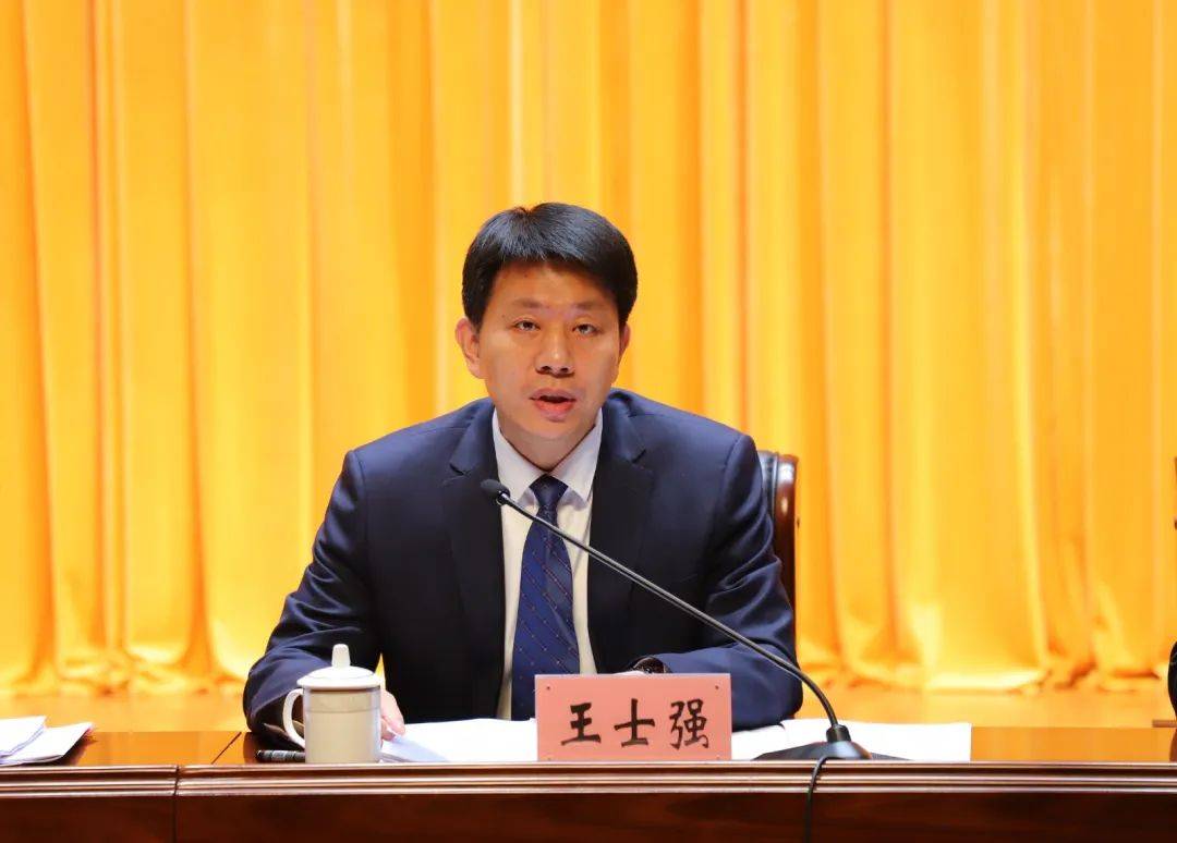 王士强要求,要在深化项目建设,"2 2"产业发展,校地产教融合,经济持续