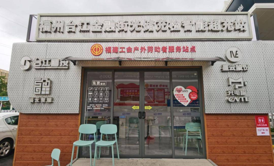 1,手持本人身份证件(证件文字要清晰);2,完整展示本人头像;3,照片中须