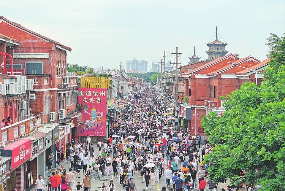 新华社发张九强摄新春新市,物阜民丰,百业兴隆.