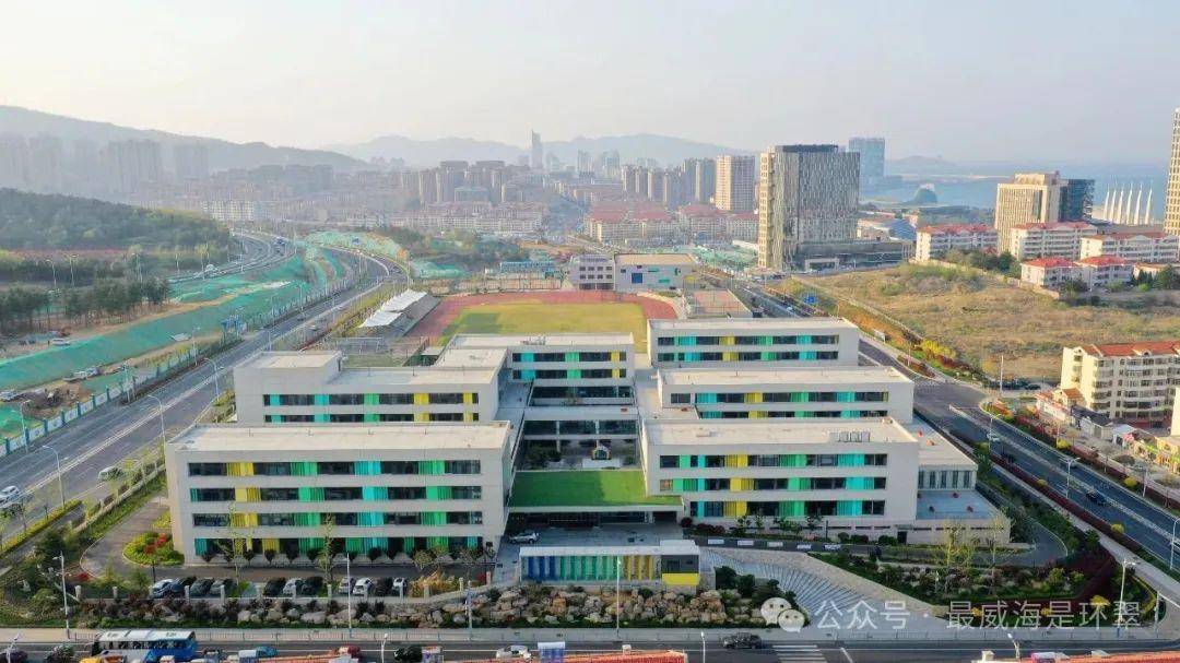 望海园中学位于威海城市绿轴地带,分南北两区,南区由六座楼和五个庭院