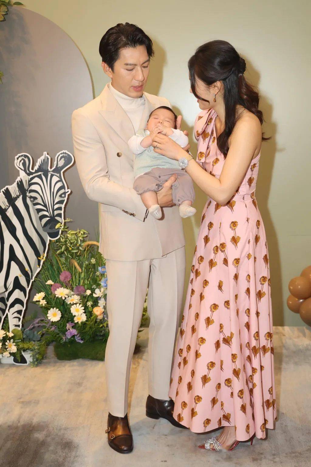 汪明荃(liza姐)也在instagram上分享合照,陈山聪和他的小朋友,陈炜