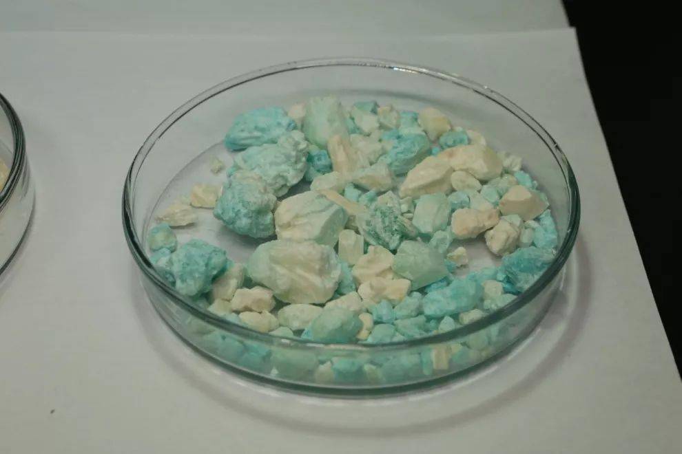 吸食卡西酮类物质能导致类似甲基苯丙胺的兴奋作用和类似麦角酸二乙胺