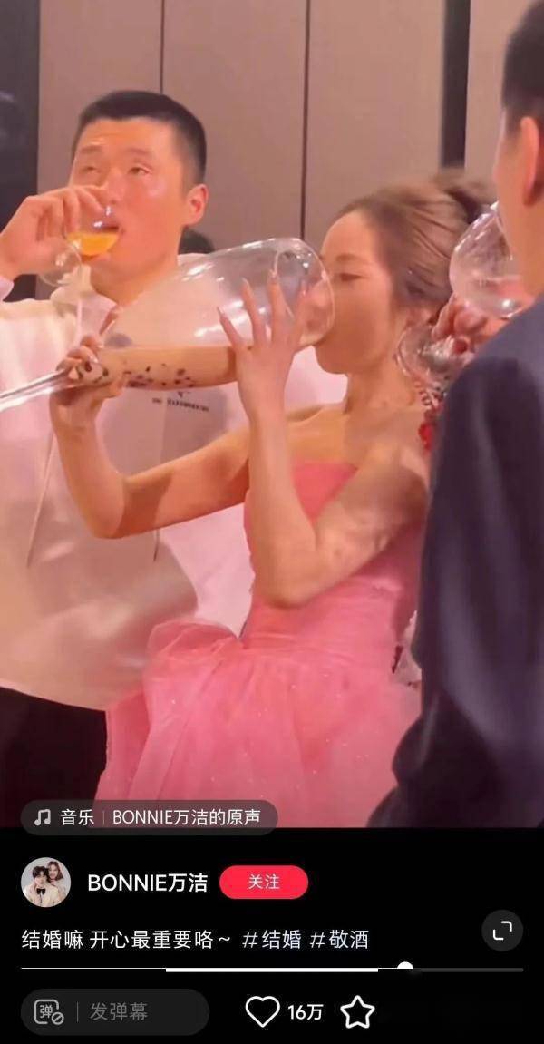 "结婚嘛,开心最重要咯~"这样写她在发布婚礼视频时新娘万洁是一名博主