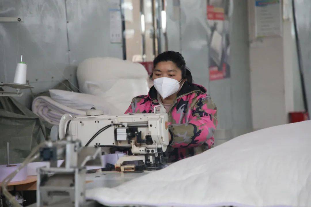 "我们现在的生产力特别大,因为是大型的生产流水线,每天被子的生产量