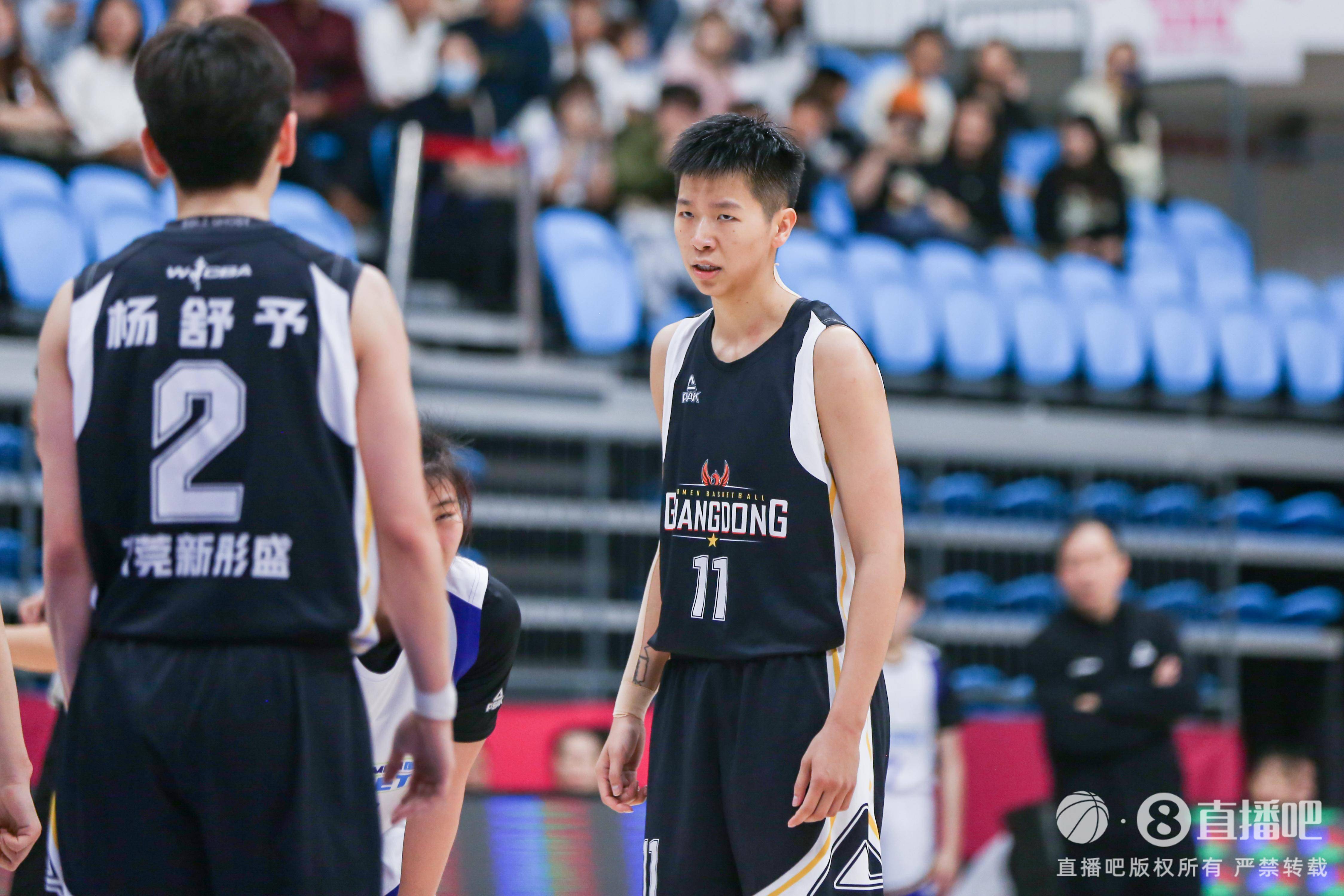 广东女篮58分大胜:杨舒予赛后给球迷签名 杨力维低烧本场缺阵_比赛