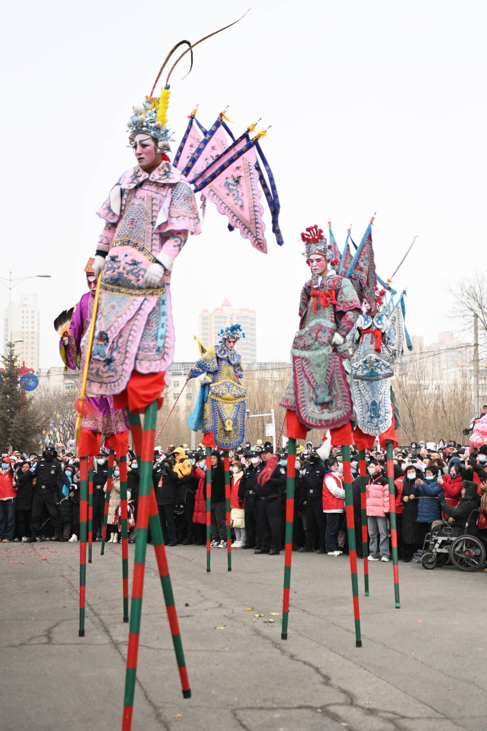 2月21日,在兰州市永登县滨河大道,永登县河桥镇马军村社火队队员在