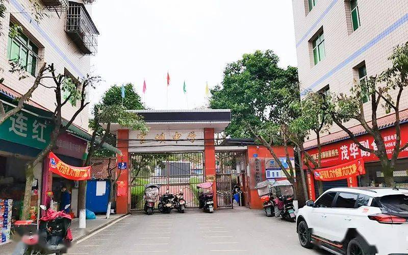 忠县官坝初级中学校的概貌照检查同时发现,学校建筑室内消火栓无水