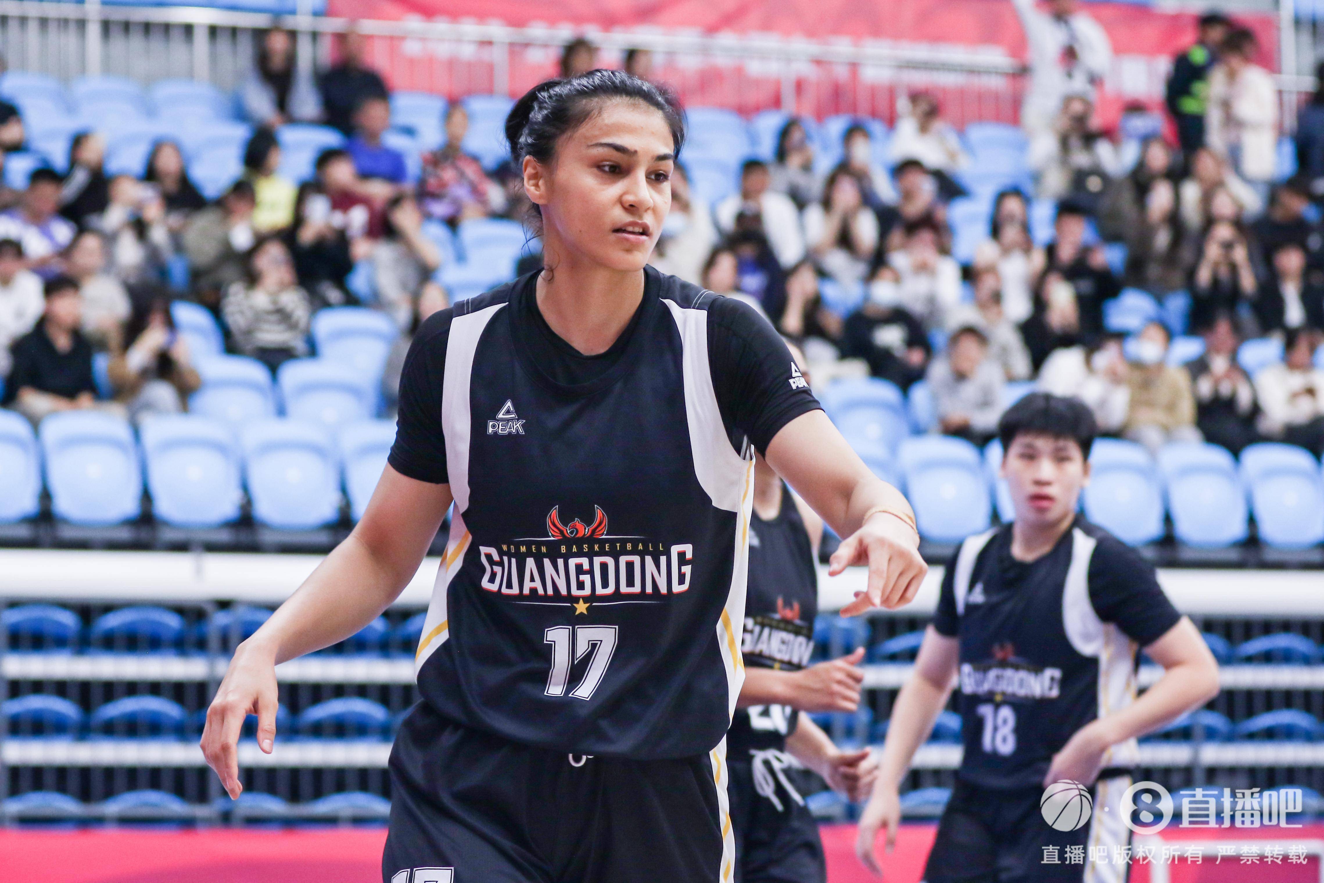 广东女篮58分大胜:杨舒予赛后给球迷签名 杨力维低烧本场缺阵_比赛