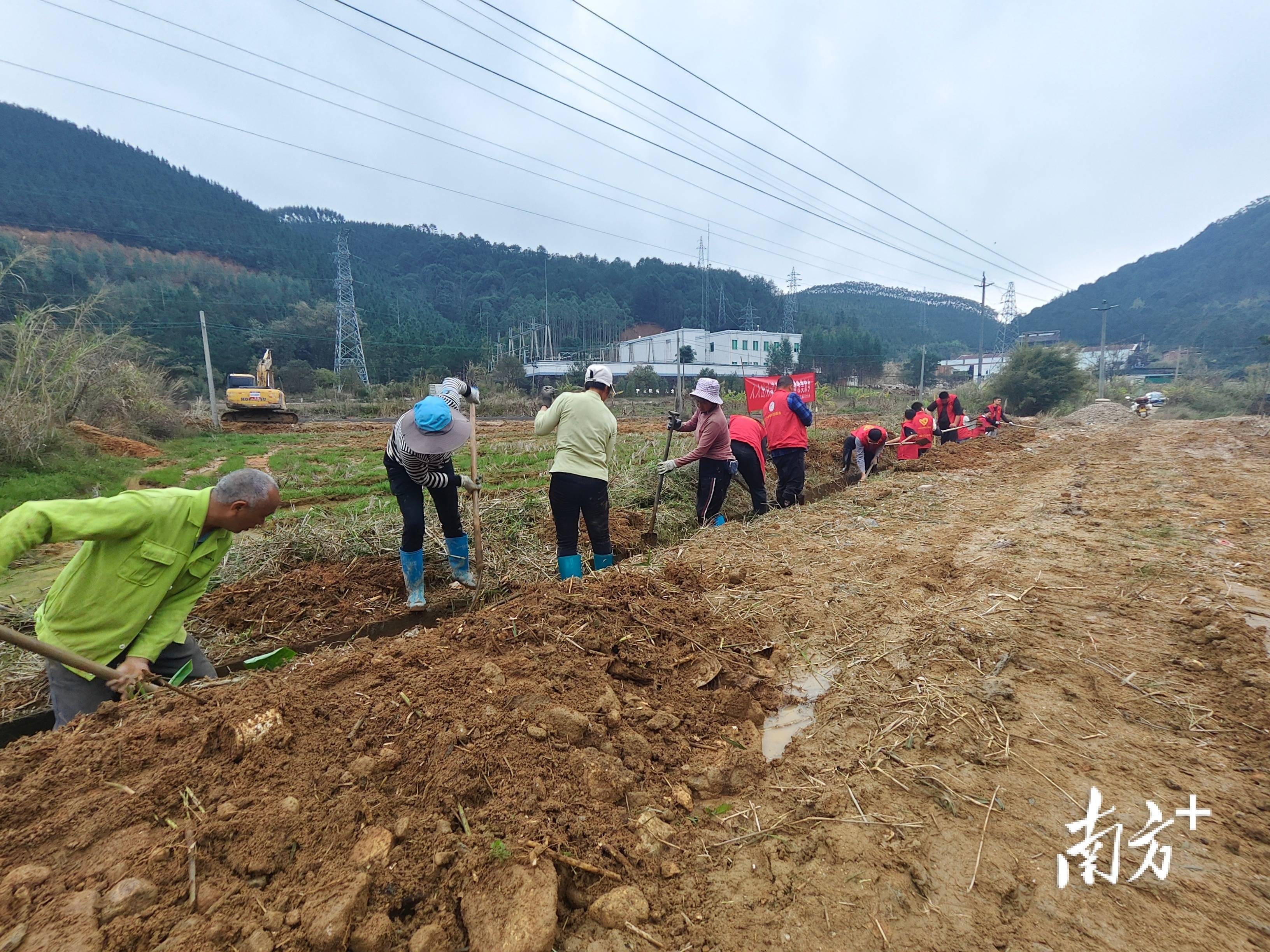 聚焦"百千万工程"|连南小三江镇省洞村全力开展水塘河道清淤工作_村民