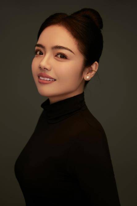 冯硕2008年考入中央音乐学院,师从著名的大提琴演奏家朱亦兵教授.