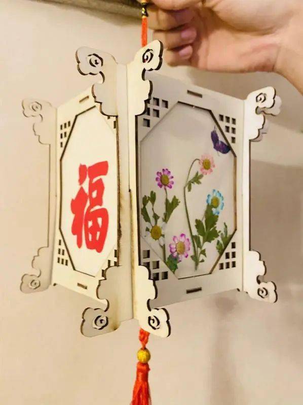 游戏规则:参与者使用制作花灯的材料和工具按照步骤自行动手制作.