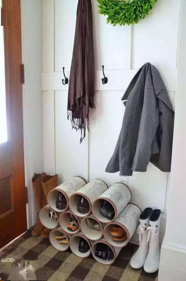 看出来了吗,其实就是普通的pvc管,没想到还能做成鞋架吧~将一根pvc管