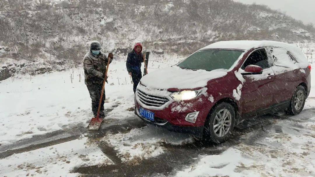 此次除雪重点对满城区农村公路急弯陡坡,背阴处,地道桥等易积雪结冰