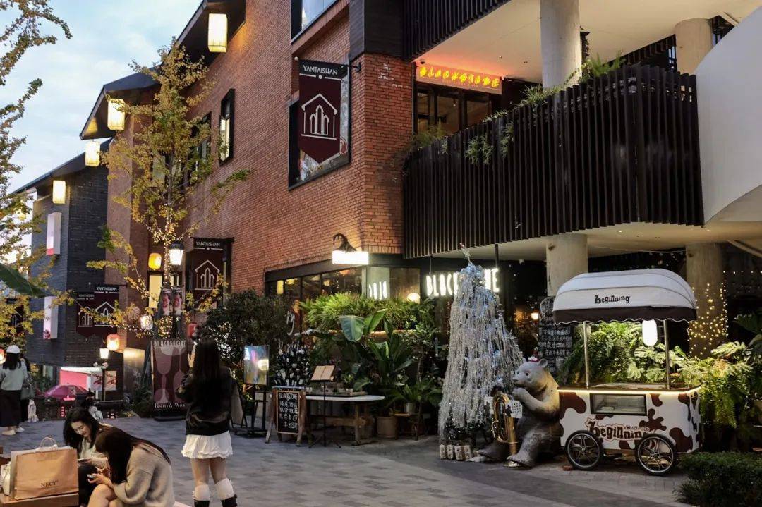 因为白天的烟台山是教堂,洋行和别墅等西洋老建筑汇集的万国博物馆,可