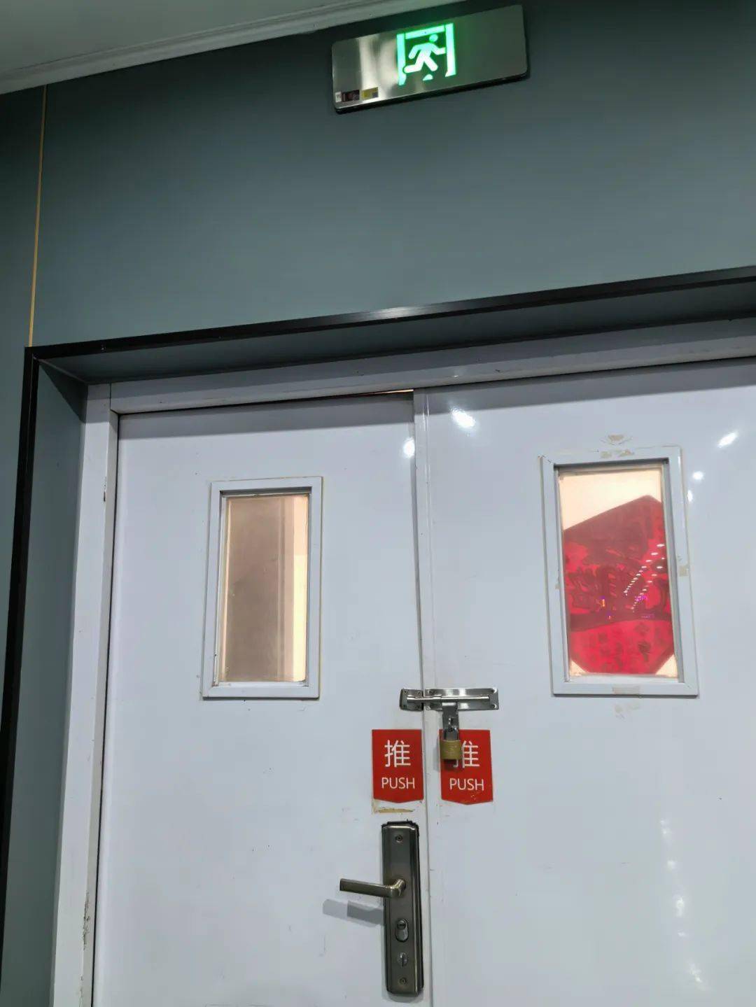 单位名称:芜湖智慧商贸有限公司三山区存在隐患:厨房区域未按规范要求