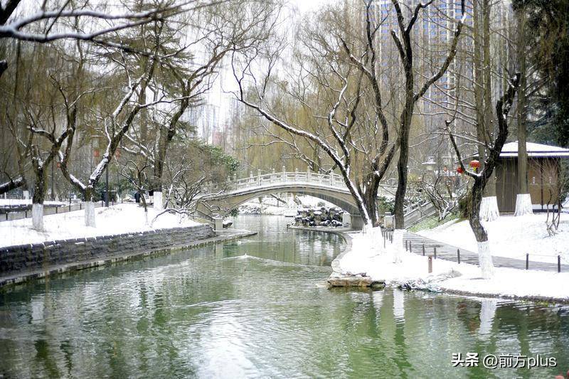 兴庆宫公园雪后美景_西安_大雪_游客
