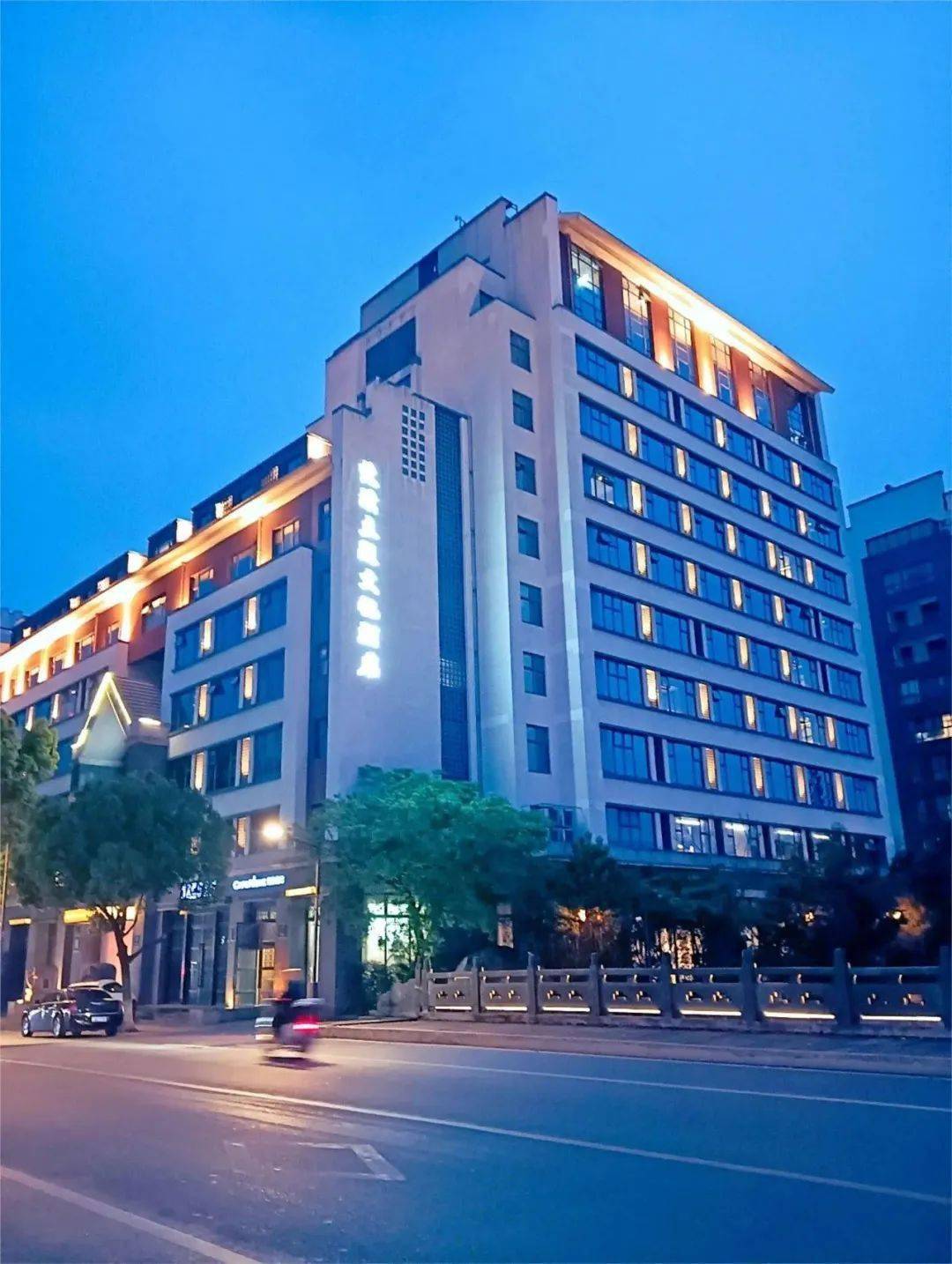 乌镇梵璞主题文化酒店位于乌镇镇植材路288号,客运中心对面,距东栅