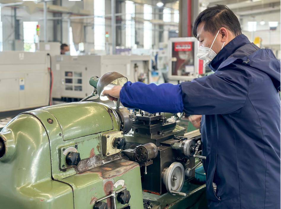 走进贵州航天精工制造有限公司机加车间,工人正在聚精会神地对螺栓的