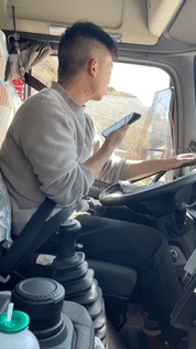 你未言退,我已在途:一对货运父子的"平行时空"| 跟着货车司机看中国