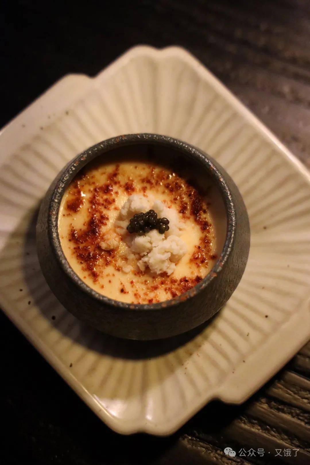 开餐前,shin拿出韩国酒招待老朋友.