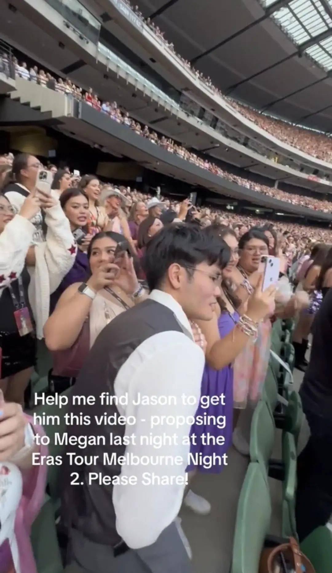 而直到taylor唱到"he knelt to the ground and pulled out a ring"