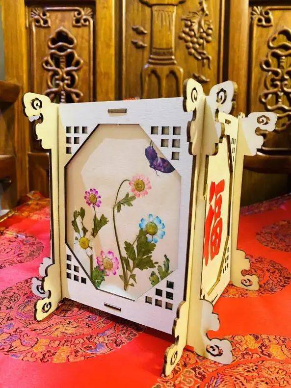 游戏规则:参与者使用制作花灯的材料和工具按照步骤自行动手制作.