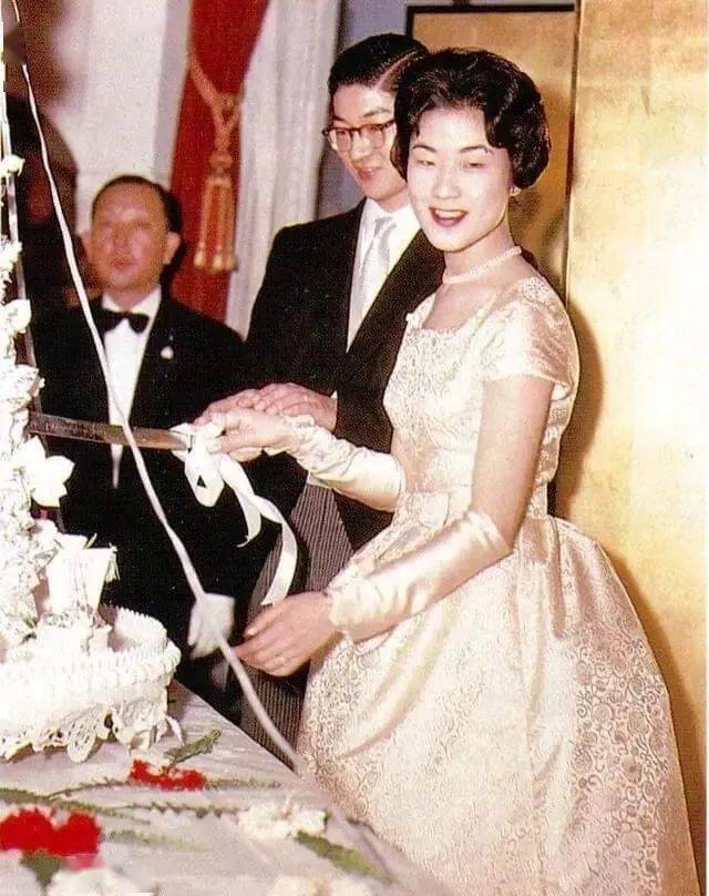 (岛津久永,贵子)可清子却对出身普通的黑田印象不错,觉得他身材高大