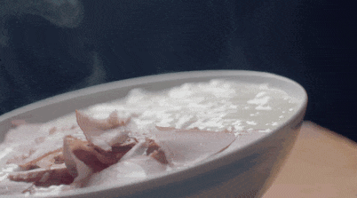 辣汤以面粉为主料,外加几样佐料,在上面泼上一层食醋,再点上几点芝麻