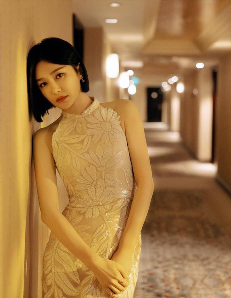 不理魏大勋杨幂绯闻,秦岚白色旗袍现身,女王范十足_网友_女神_感情
