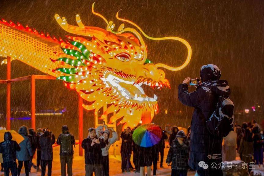 2."龙神下凡"图张国全 摄1.