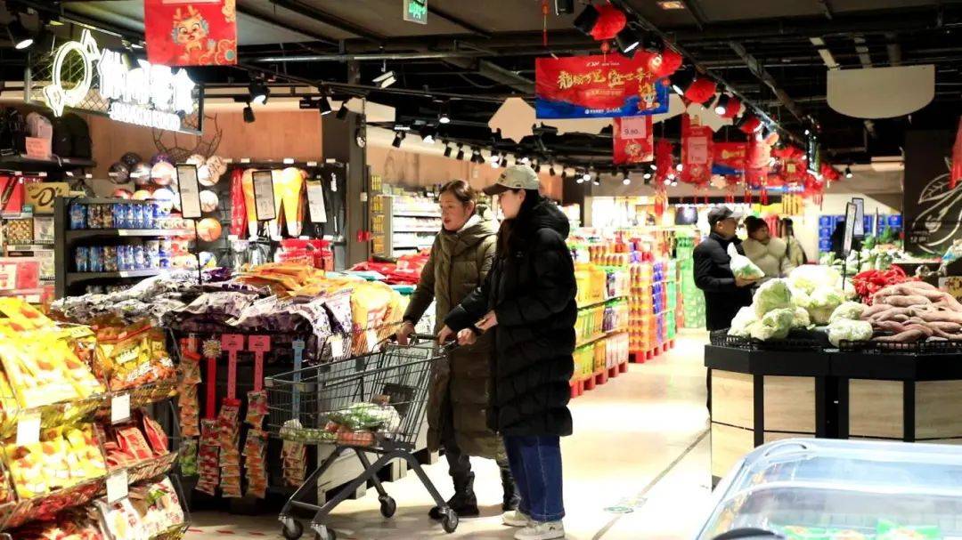 2月21日,笔者在昭苏县家乡好超市看到,前来购买节日商品的顾客络绎不