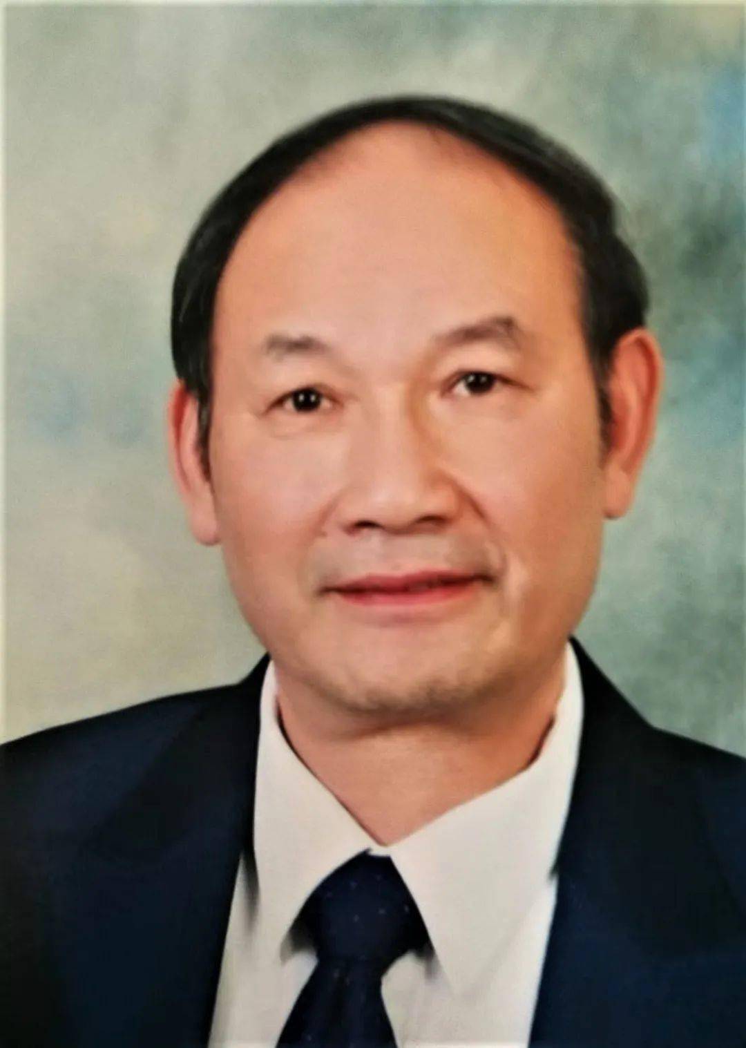 主讲嘉宾最使我们感兴趣的是,最外层的六瓣银盒上面所錾刻之人物图像