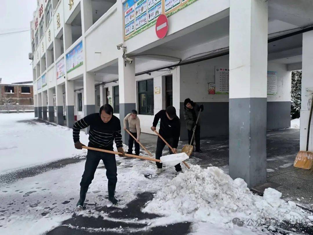 长沟中心校行动是最好的融雪剂,泗县一中组织教职工为学生清扫出一条"