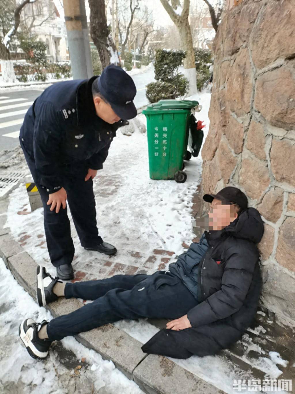 醉酒男子躺在路边叫不醒，民警扶上警车助其找到家人报警群众家属 2939