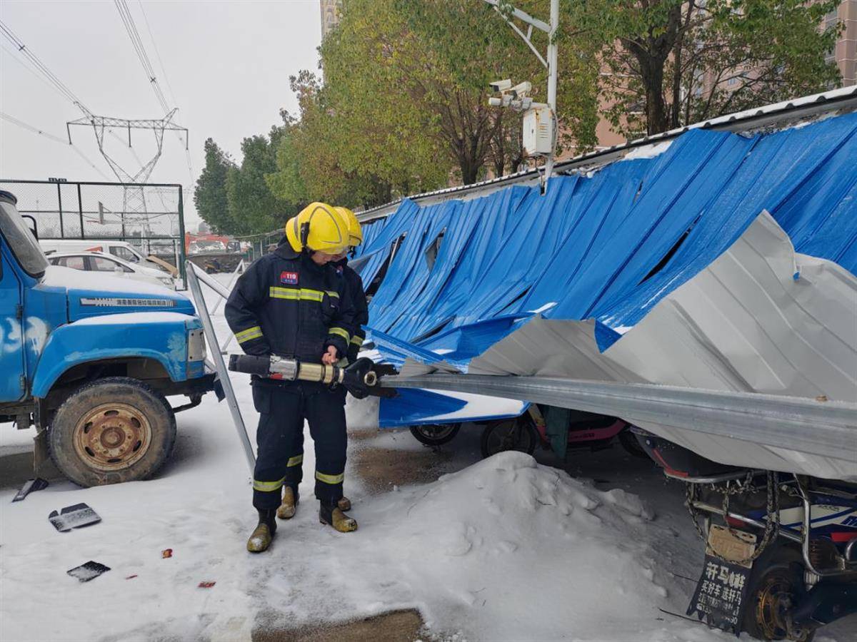 武汉东湖新技术开发区湖新路宜盛花园小区内地下车库出入口的遮雨棚被