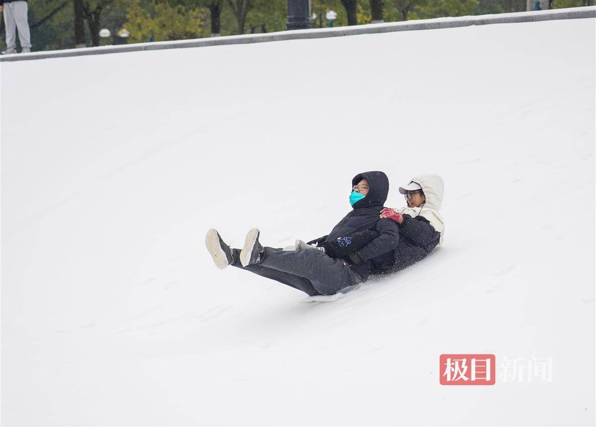 江滩披银装,游客享雪趣