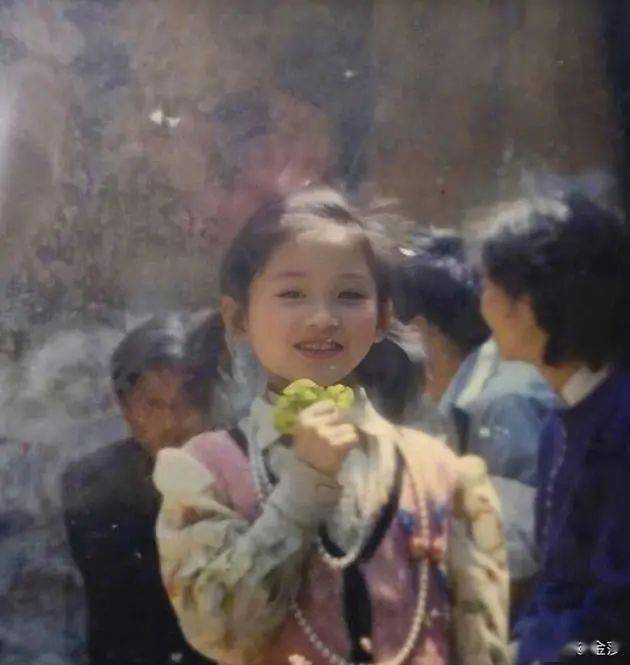 林俊杰把她当公主,儿时专访过梁朝伟,从百万代言到县城卖唱,她到底