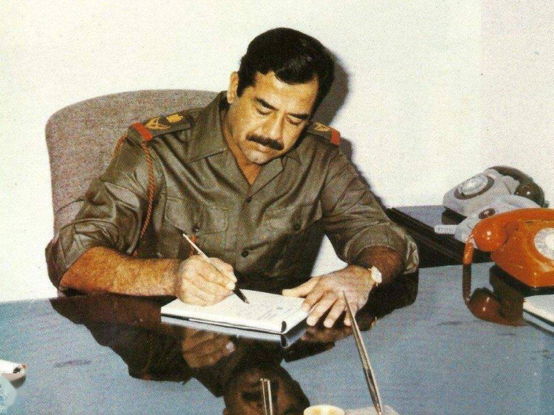 眼看着伊拉克全境都要落入美国人手里,萨达姆自知大势已去,连夜赶回