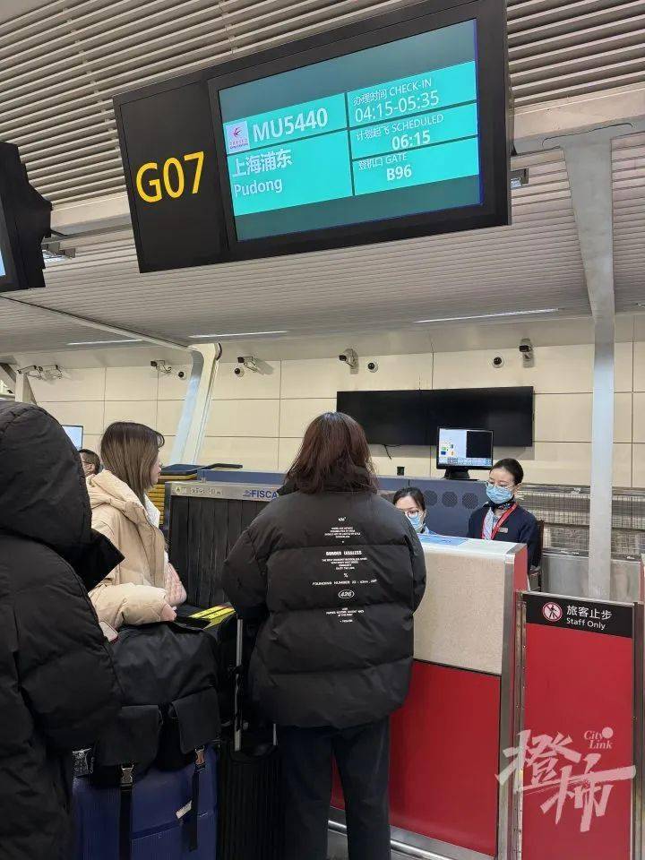 于6点24分从萧山国际机场起飞,6点52分到达浦东国际机场,实际飞行时间