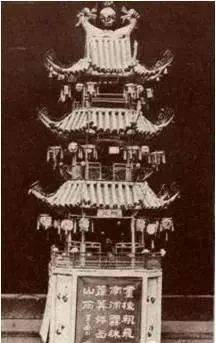 三辰亭:高约二丈,取日月星之意,亭顶红日一轮,入夜烛火光辉夺目.