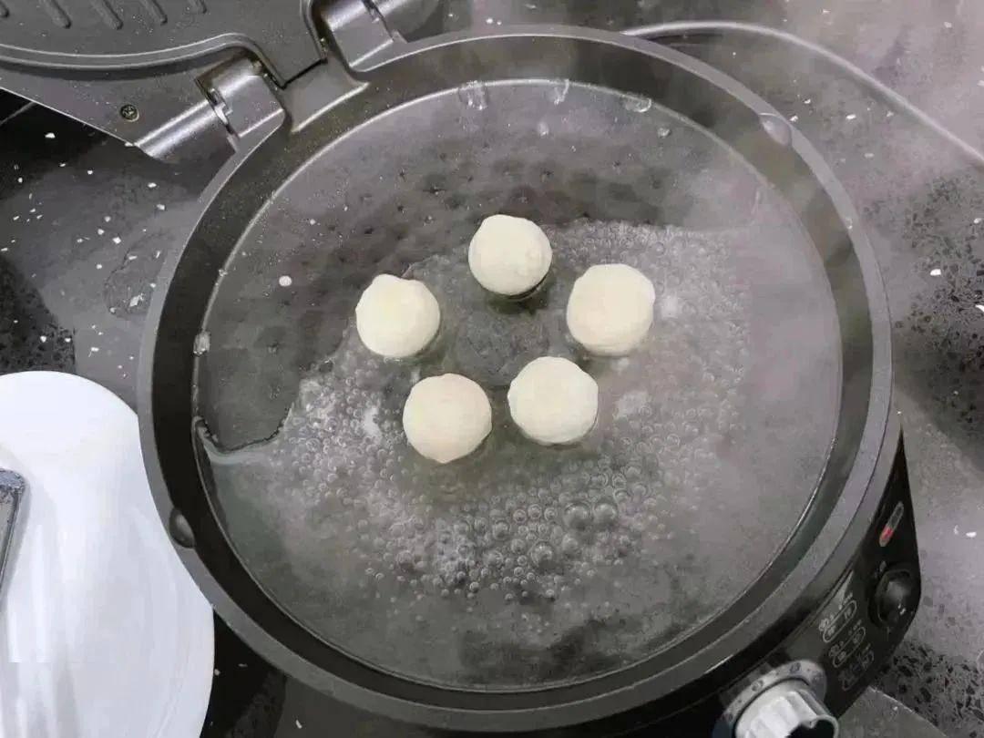 下汤圆,让汤圆在锅里滚一滚充分裹上油制作方式:煎汤圆不仅能让汤圆的